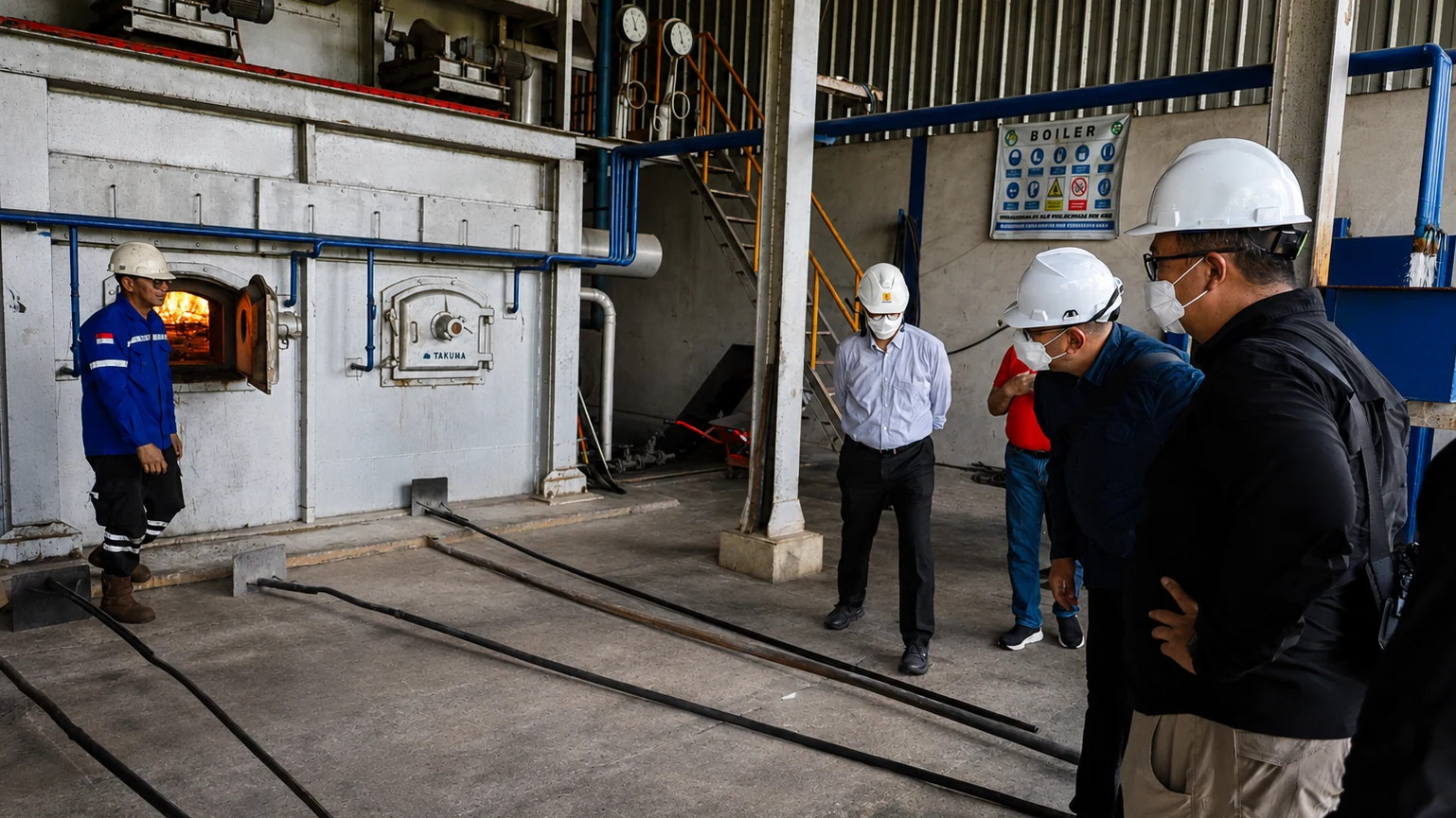 Aktivitas inspeksi dan keselamatan di area PLTBm Kuala Mandor